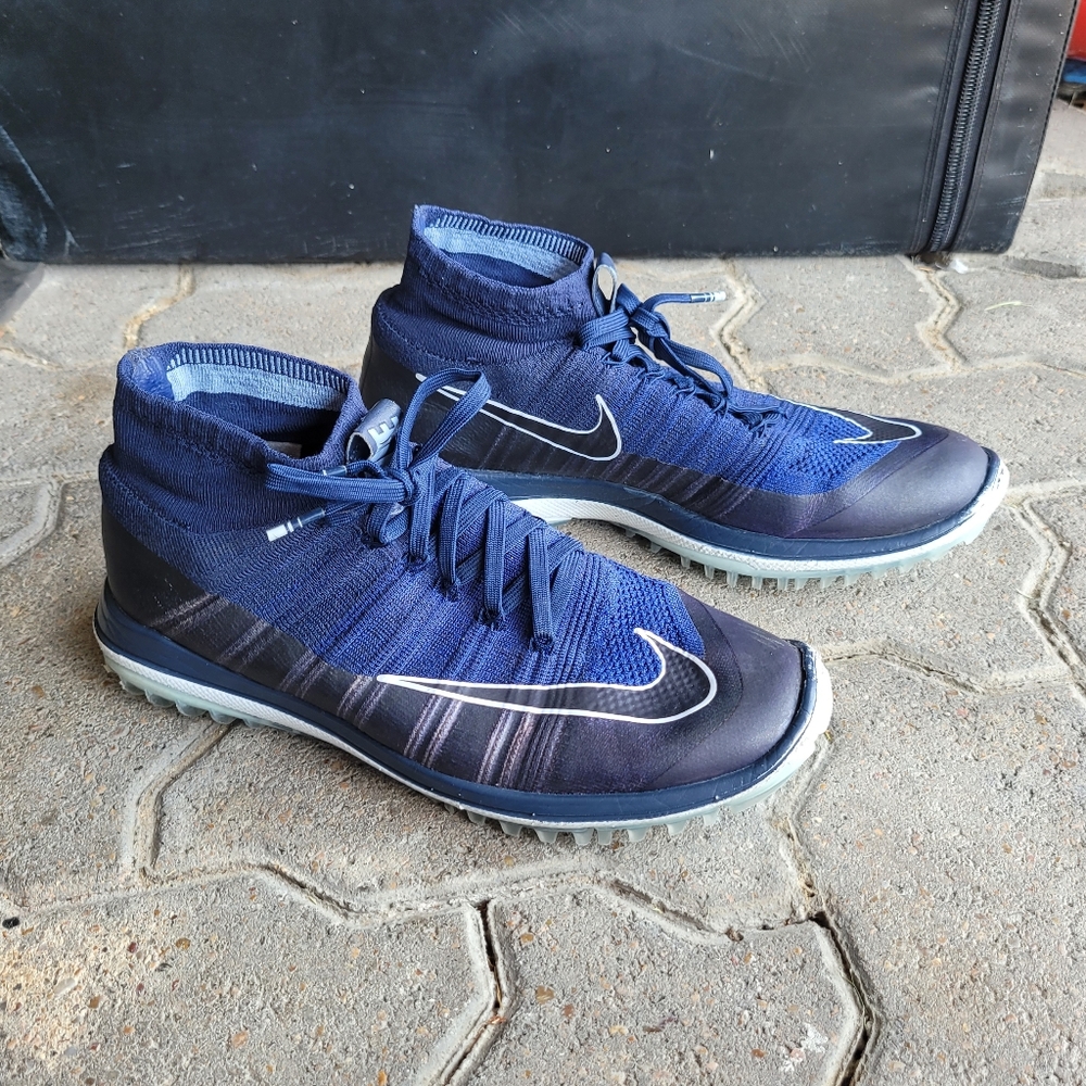 Nike Flyknit Turf Shoes, Men's sz 7.5, Blue.